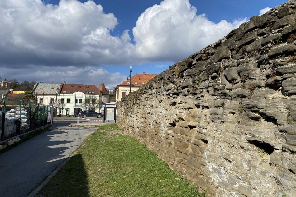 Obrazom: Začala rekonštrukcia hradobného opevnenia v Sabinove