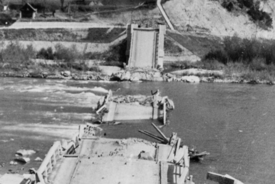Historické FOTO z vojny: Zničený Orlovský most a odstraňovanie bômb v Považskej