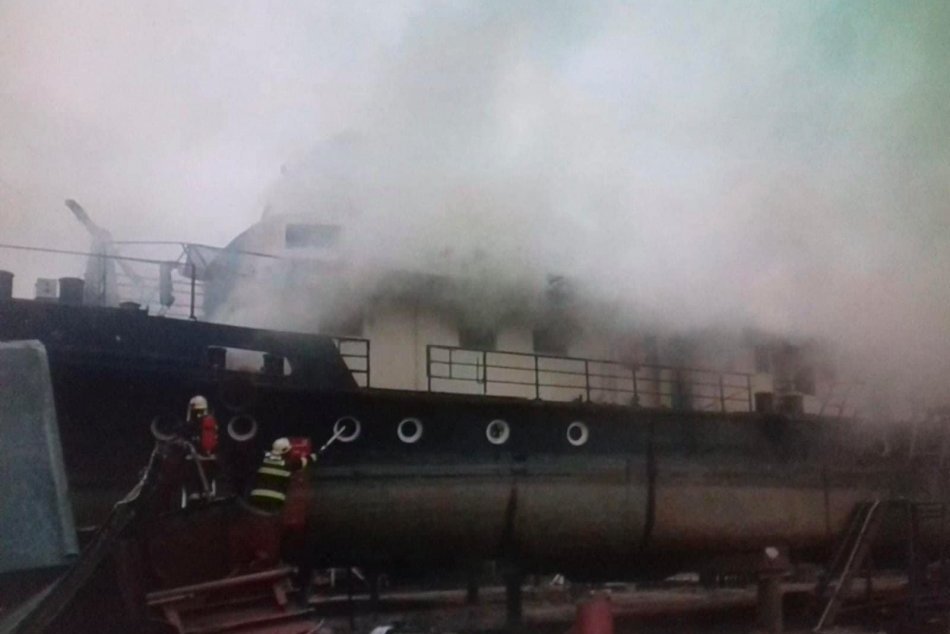 Požiar starej lode v bratislavskom Vlčom hrdle