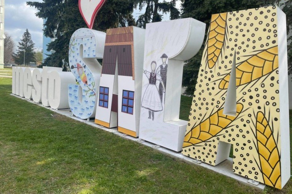 3D nápis Šaľa dostal nový šat