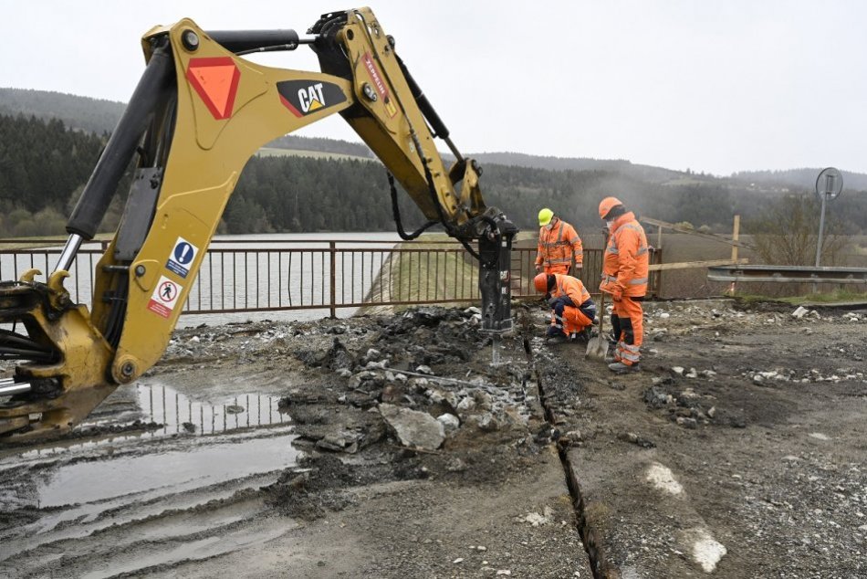 OBRAZOM: Práce na rekonštrukcii mosta v Podvaží