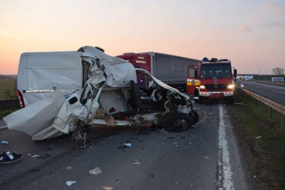 Hrozivá nehoda pred Trnavou: Na diaľnici sa zrazili tri autá, FOTO