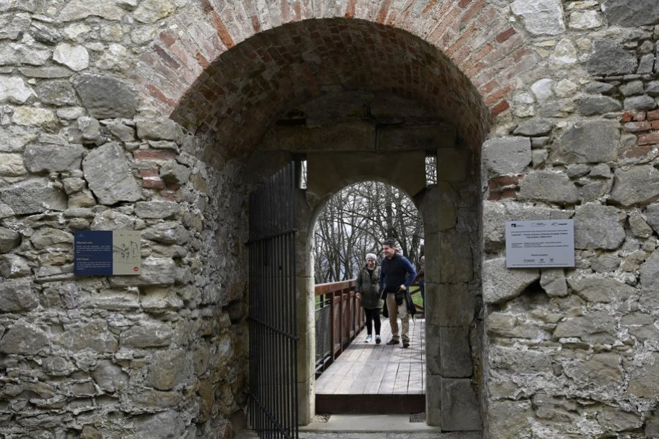OBRAZOM: Vstup na Trenčiansky hrad cez južné opevnenie z Lesoparku Brezina