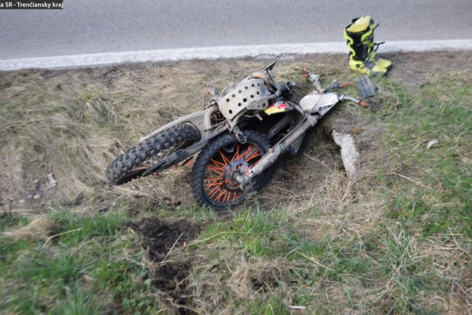 OBRAZOM: Vážna nehoda motorkára s 2,52 promile vo Valaskej Belej
