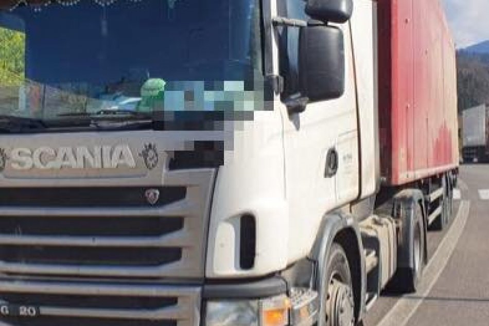 V OBRAZOCH: Breznianski policajti zastavili opitého kamionistu