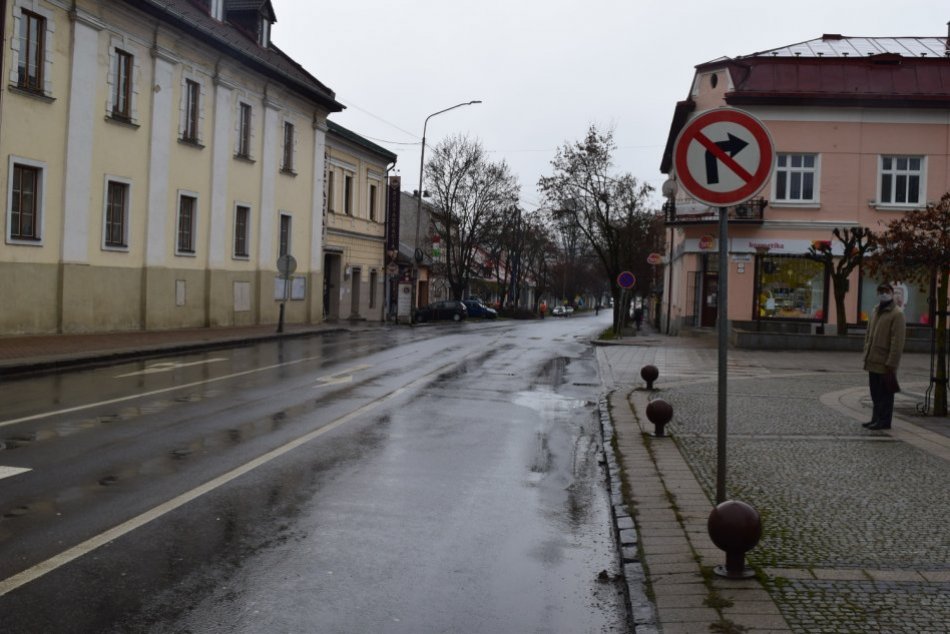 V OBRAZOCH: Polícia pátra po svedkoch nehody v Brezne
