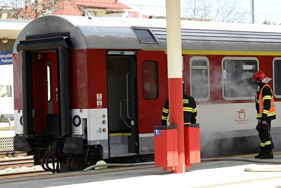 FOTO: Likvidácia požiaru vagóna rýchlika na železničnej stanici v Trenčíne