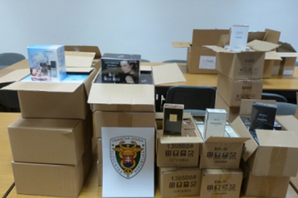 Nitrianski colníci zaistili stovky parfumov a krémov