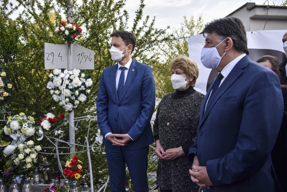 Objektívom: Premiér Heger si uctil pamiatku zavraždeného R. Remiáša