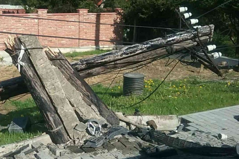 FOTO: Po dopravnej nehode v Nitrianskom Pravne je zničený stĺp a jeden zranený