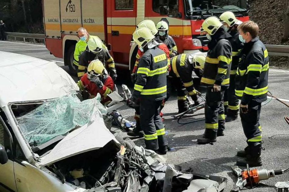 V OBRAZOCH: Na Donovaloch došlo k čelnej zrážke nákladiaka a auta