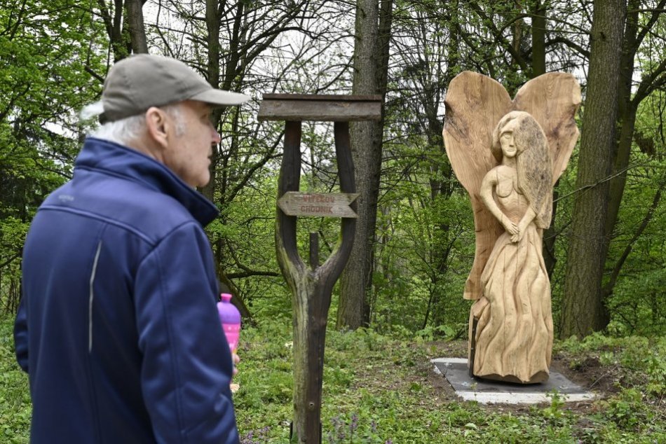 OBRAZOM: Čerešňový sad v Trenčíne oživili dve nové drevené sochy
