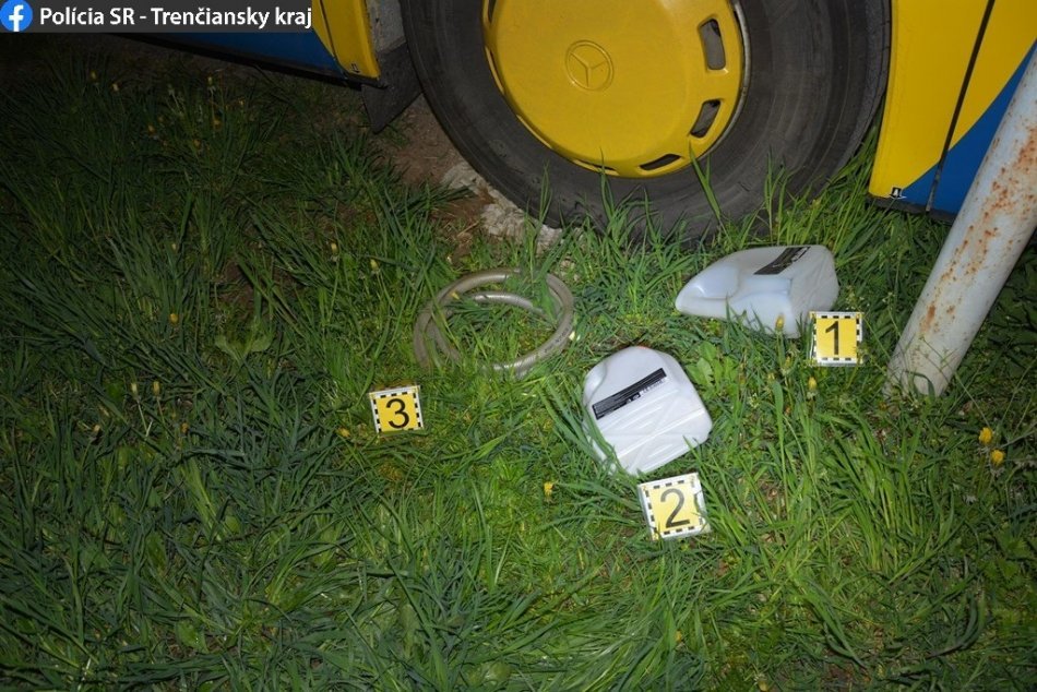 FOTO: Dvojica mužov kradla naftu z autobusov v okrese Trenčín