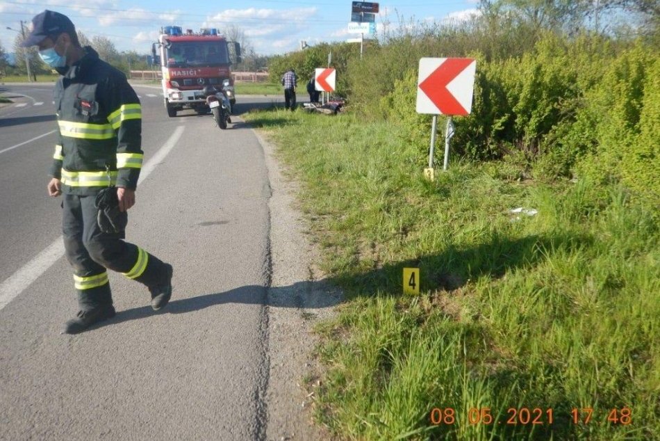 OBRAZOM: Tragická nehoda v Beluši, motorkár zomrel na druhý deň v nemocnici