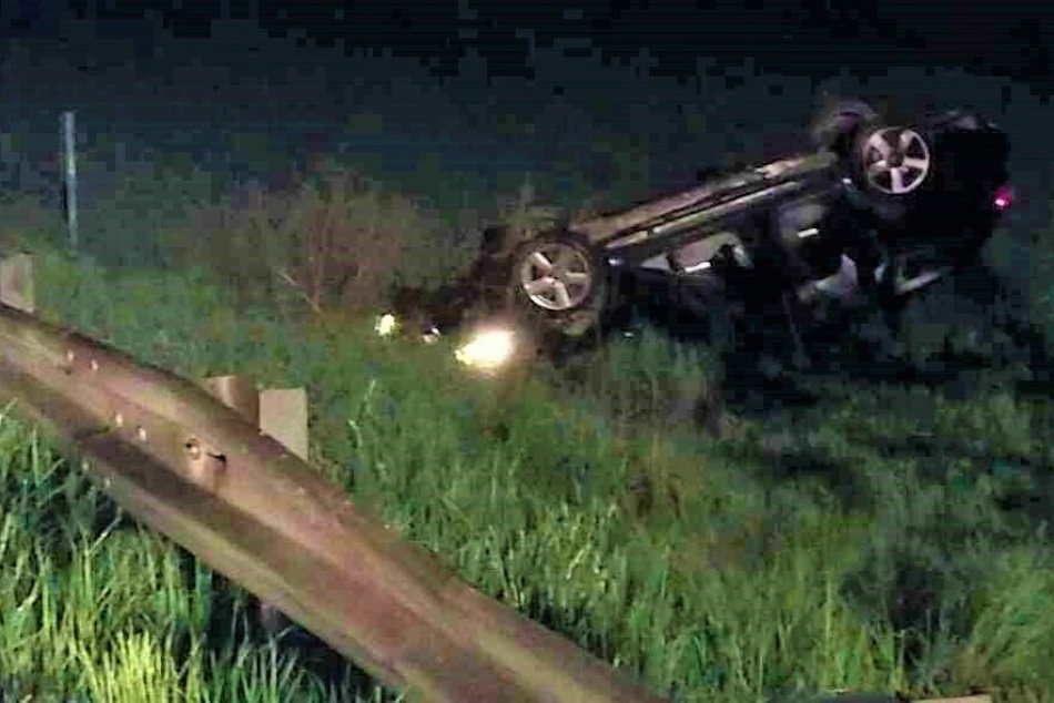 OBRAZOM: Dopravná nehoda pri Nemšovej, auto na streche a dvaja zranení