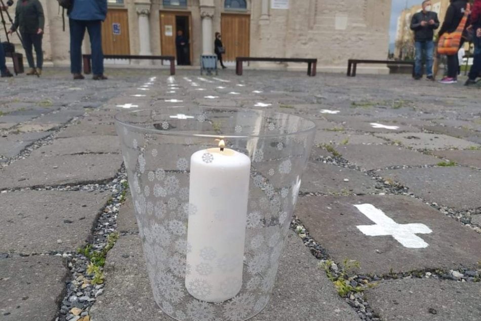 V OBRAZOCH: Na krížoch pred synagógov horia sviečky za obete ochorenia Covid-19
