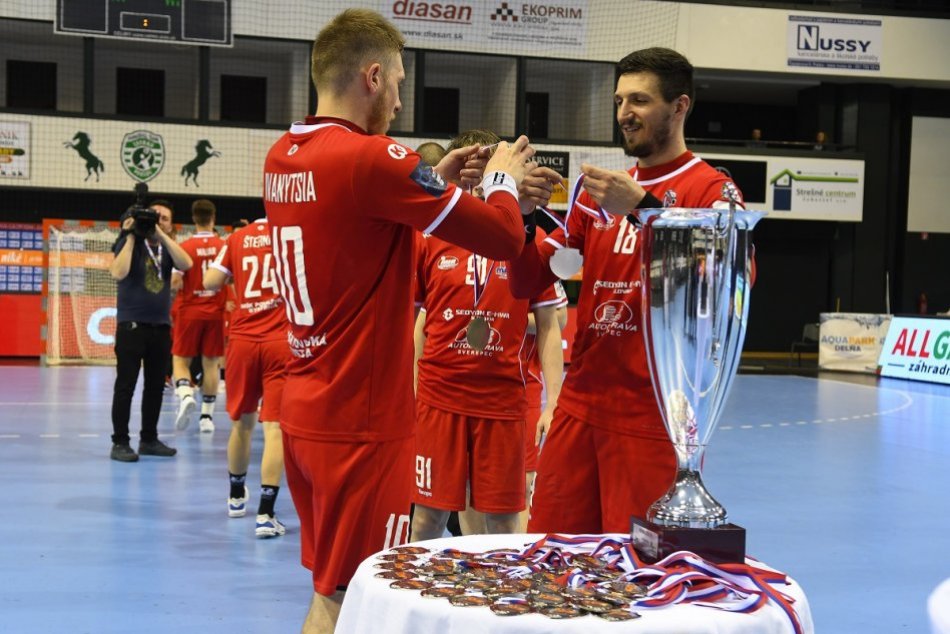 FOTO: Hádzanári MŠK Považská Bystrica si po finále prevzali strieborné medaily