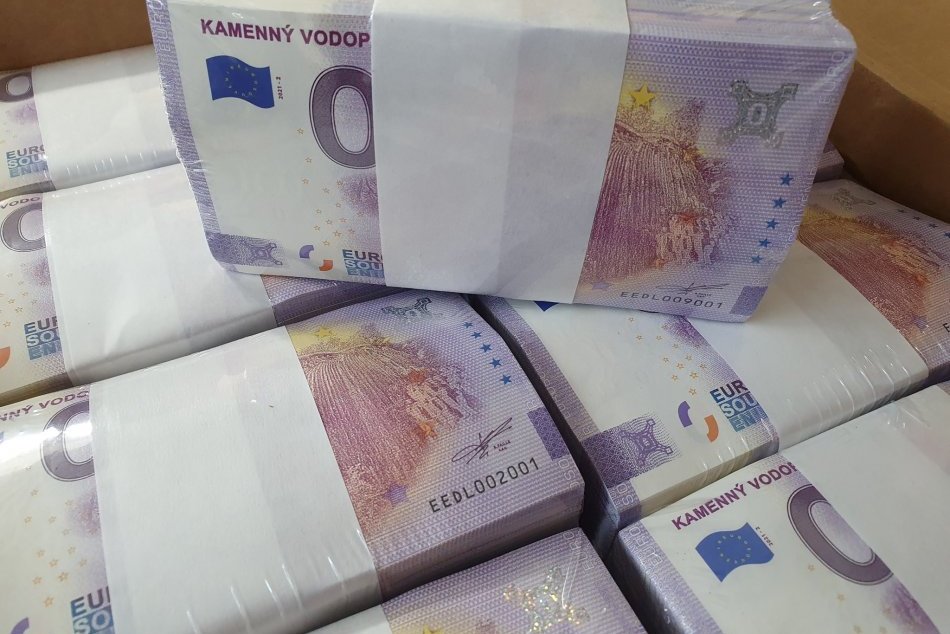 V OBRAZOCH: Vychádzajú suvenírové bankovky späté s Novohradom