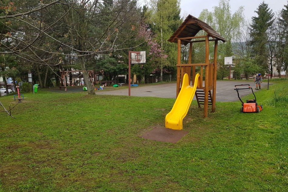 V OBRAZOCH: Detské ihriská v Bystrici už kosia častejšie