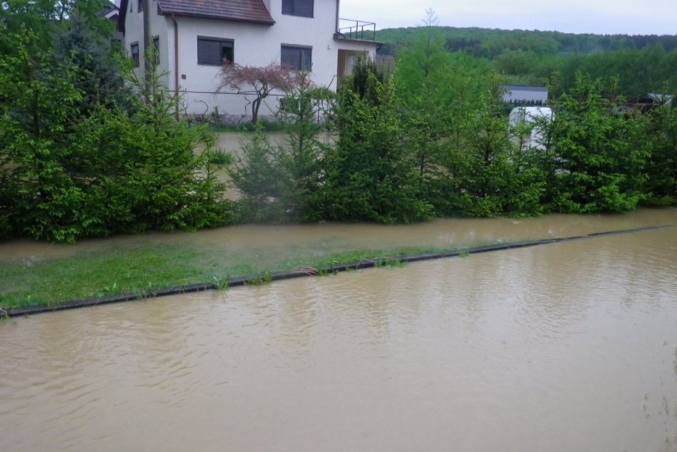 FOTO: Situácia v Trenčianskom kraji v dôsledku vytrvalého dažďa