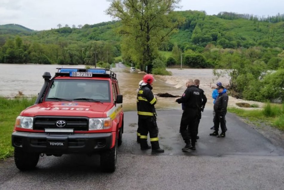 V OBRAZOCH: Hasiči zachránili zo zatopených vozidiel tri osoby