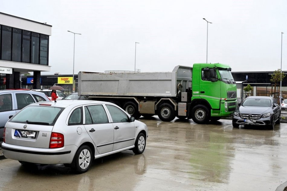FOTO: Časť nového parkoviska v NsP v Ilave blokuje niekoľko nákladných vozidiel