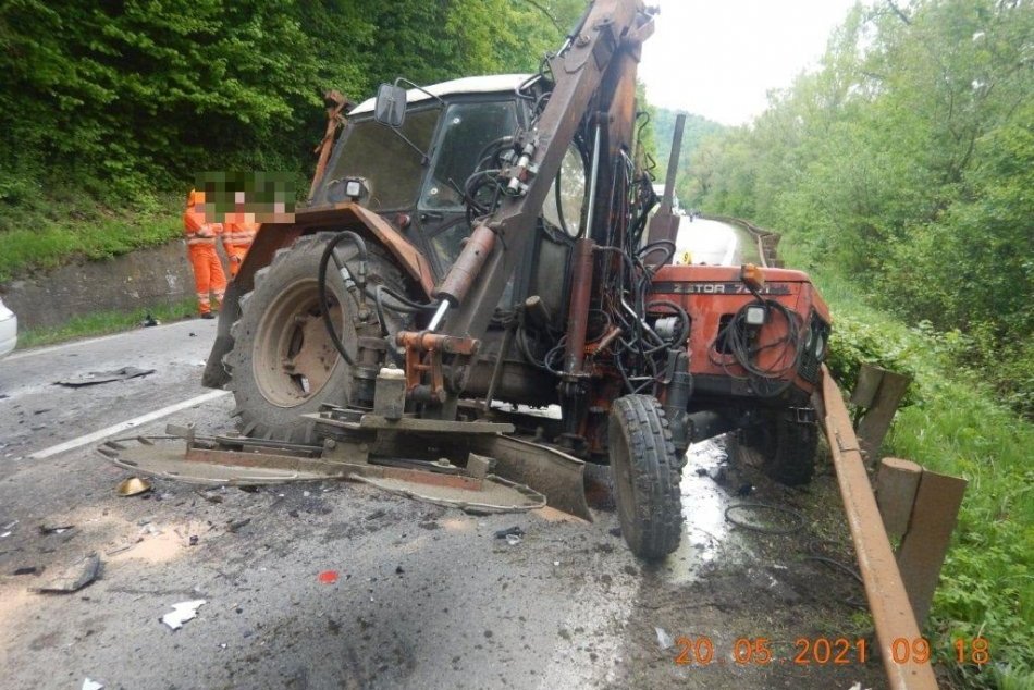 FOTO: Dopravná nehoda, po ktorej medzi Udičou a Považskou uzavreli cestu