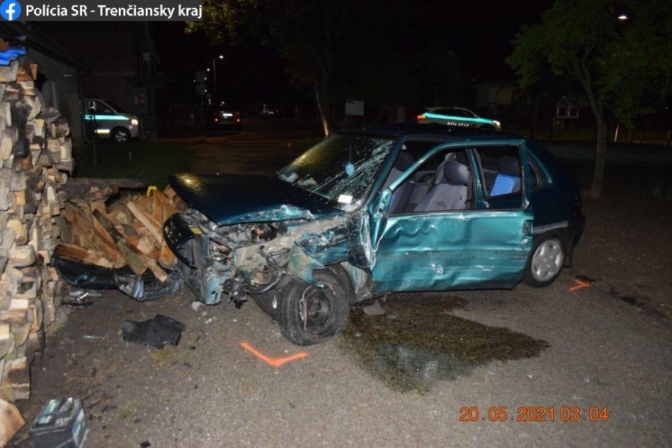 FOTO: Nehoda v Beckove, po ktorej sa opitý vodič zranil