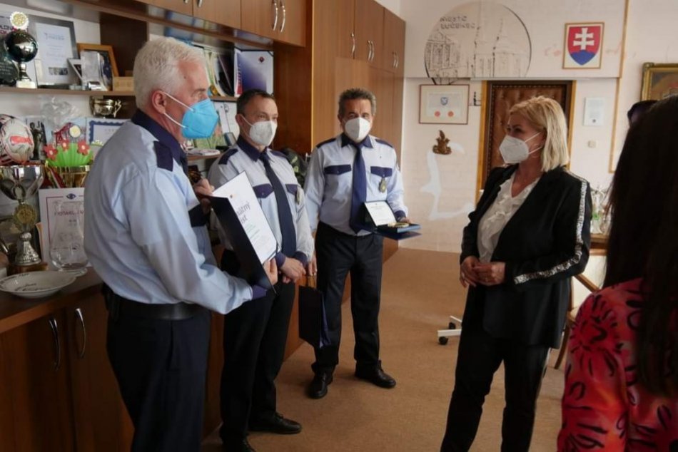 V OBRAZOCH: Lučenecká primátorka ocenila príslušníkov mestskej polície