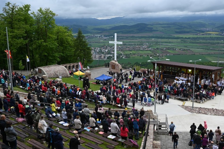 FOTO: Jarná púť a bohoslužba v Skalnom sanktuáriu na hore Butkov