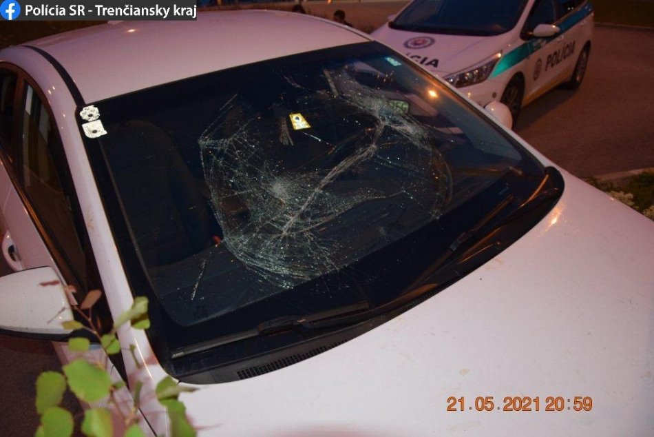 FOTO: Opitý vodič na Mládežníckej ulici v Trenčíne zdemoloval značku