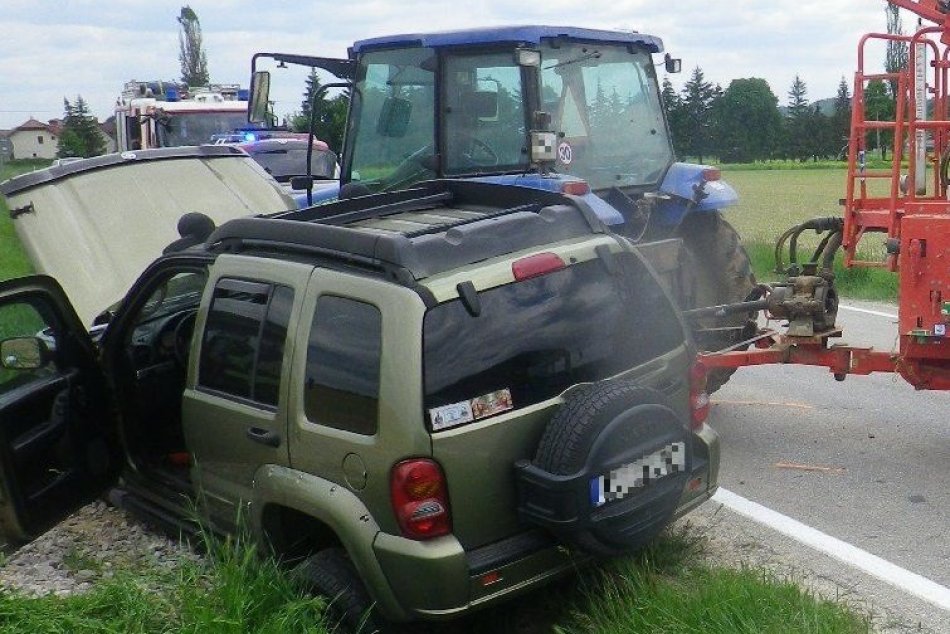 FOTO: Dopravná nehoda pri obci Dežerice, traktor sa zrazil s autom