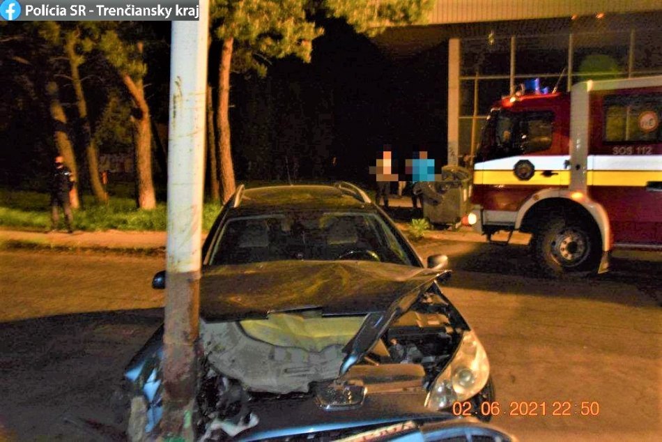 FOTO: Nehoda na ul. Olympionikov v Prievidzi, opitá vodička narazila do stĺpa
