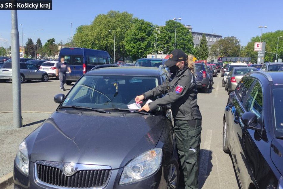 OBRAZOM: Policajti na parkovisku pri OC Zemplín a Kauflande