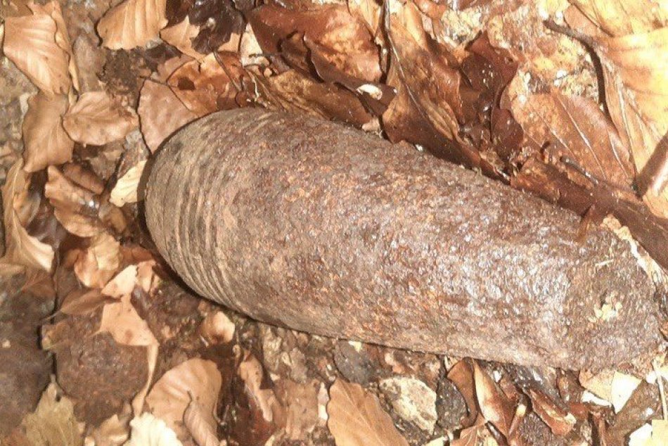 FOTO: V lese pri Mojtíne našli nebezpečnú muníciu z vojny, museli ju odpáliť