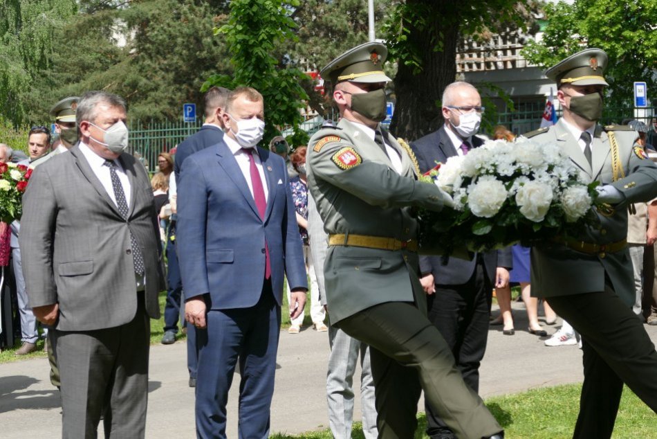 Kollár počas položenia vencov k Pamätníku Memoranda národa slovenského v Martine