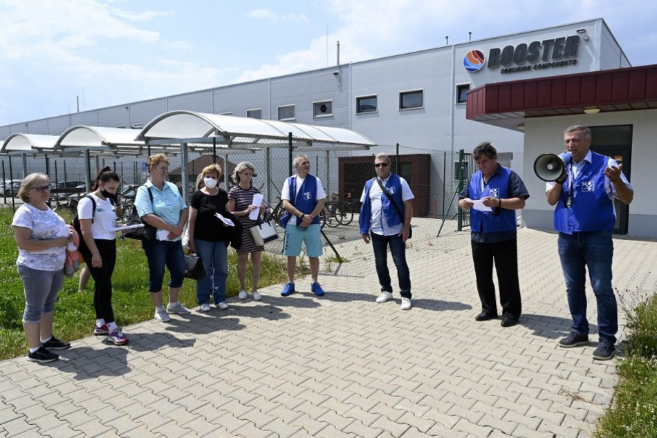 FOTO: Zamestnanci strojárskej spoločnosti v Beluši pred vstupom do štrajku