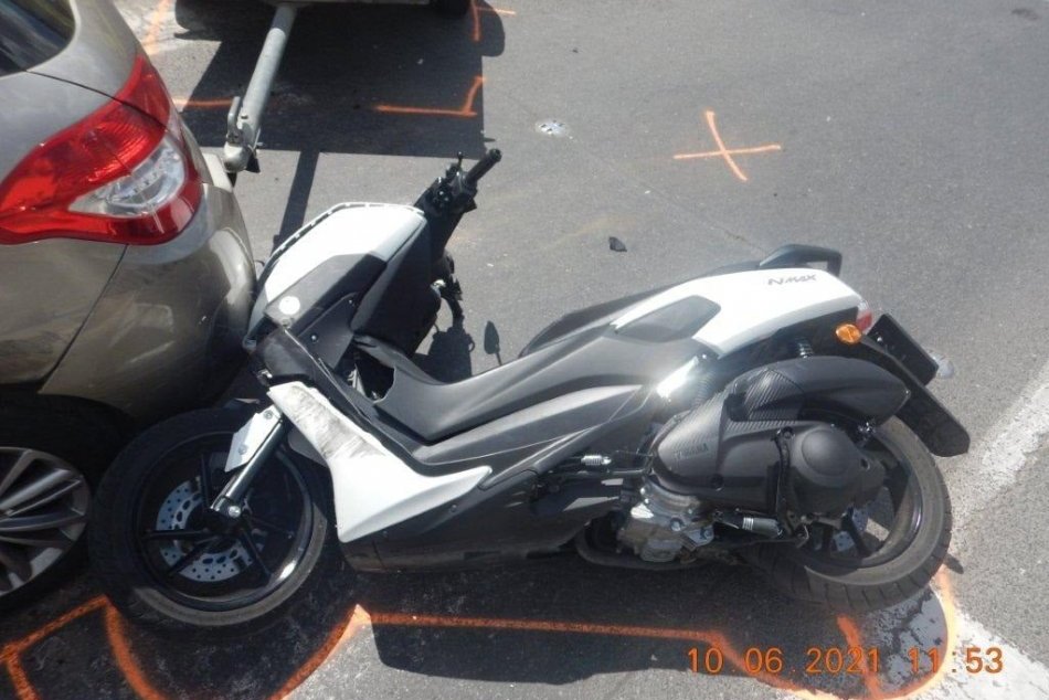 FOTO: Nehoda v Púchove, motocyklista narazil do auta a zranil sa