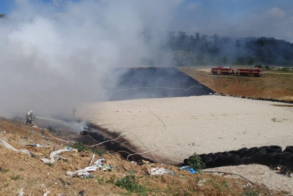 OBRAZOM: Požiar skládky v obci Kalná nad Hronom
