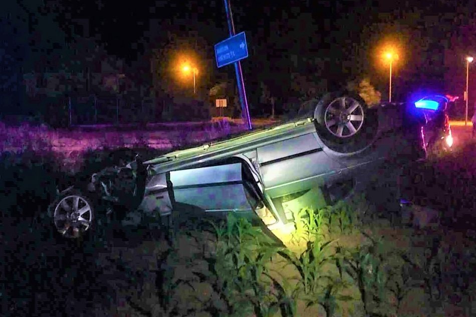 OBRAZOM: Dopravná nehoda v Trenčíne, auto v Záblatí skončilo na streche