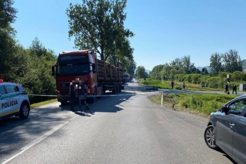 V OBRAZOCH: Motorkár pri Revúce neprežil zrážku s kamiónom
