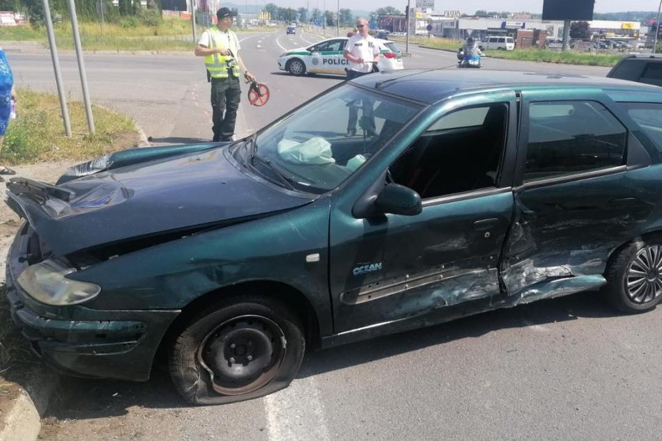 V OBRAZOCH: Vo Zvolene došlo k zrážke auta s policajnou hliadkou