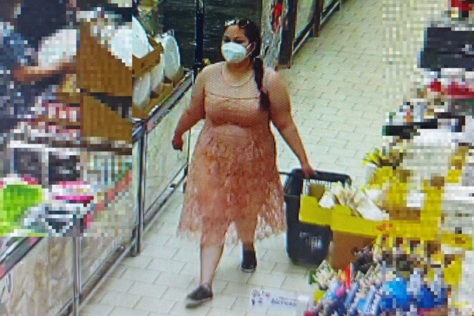 Krádež v dubnickom obchodnom dome: Hľadá sa žena na FOTO