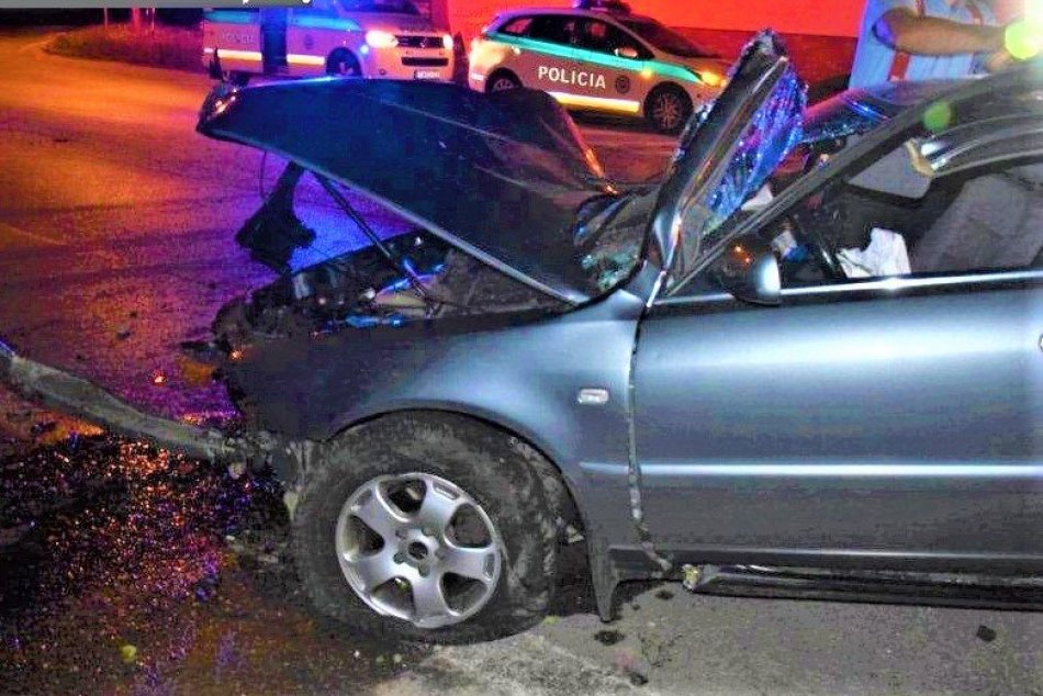FOTO z nehody v Trenčíne: Vodič narazil skoro do všetkého a nafúkal