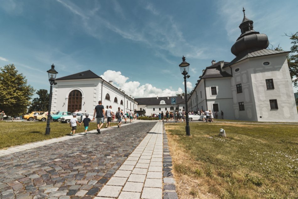 12. zraz historických vozidiel v Oponiciach