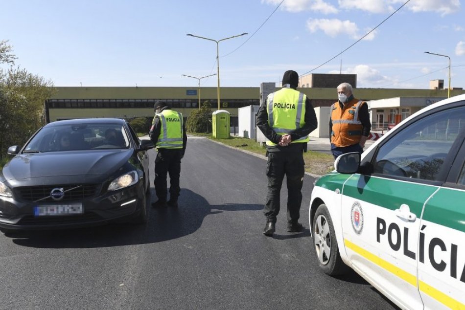 Polícia počas kontroly na slovensko-maďarskom hraničnom priechode Milhosť -Torny