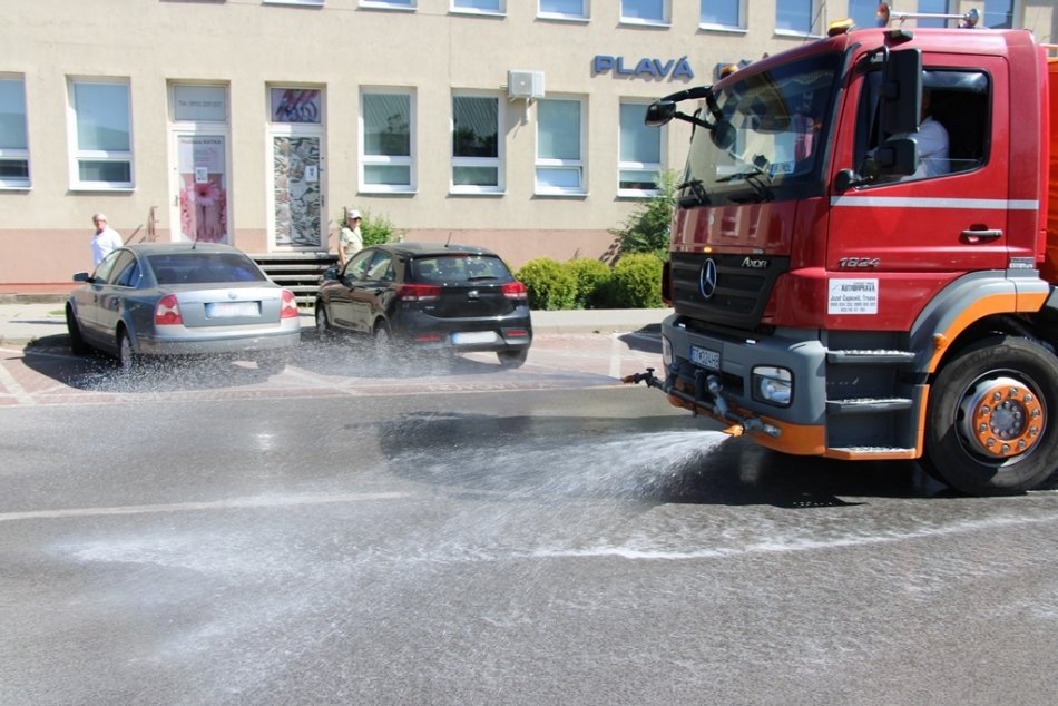 OBRAZOM: Ulice Nových Zámkov polievali vodou