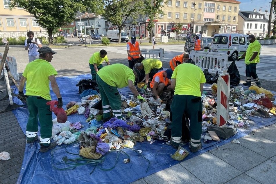 FOTO: Časť Námestia baníkov v Handlovej zaplnil odpad