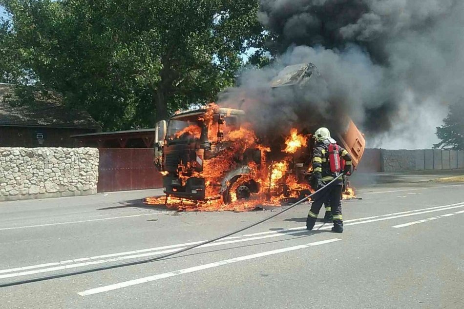 Auto v Čunove v plameňoch