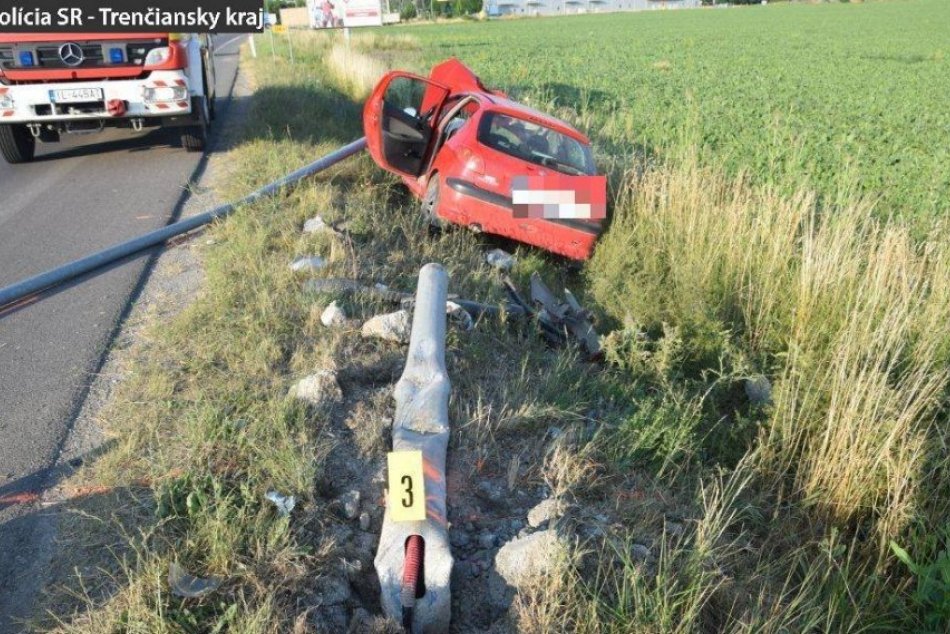 FOTO: Vodičke z okresu Ilava namerali viac ako tri promile, autom zničila stĺp